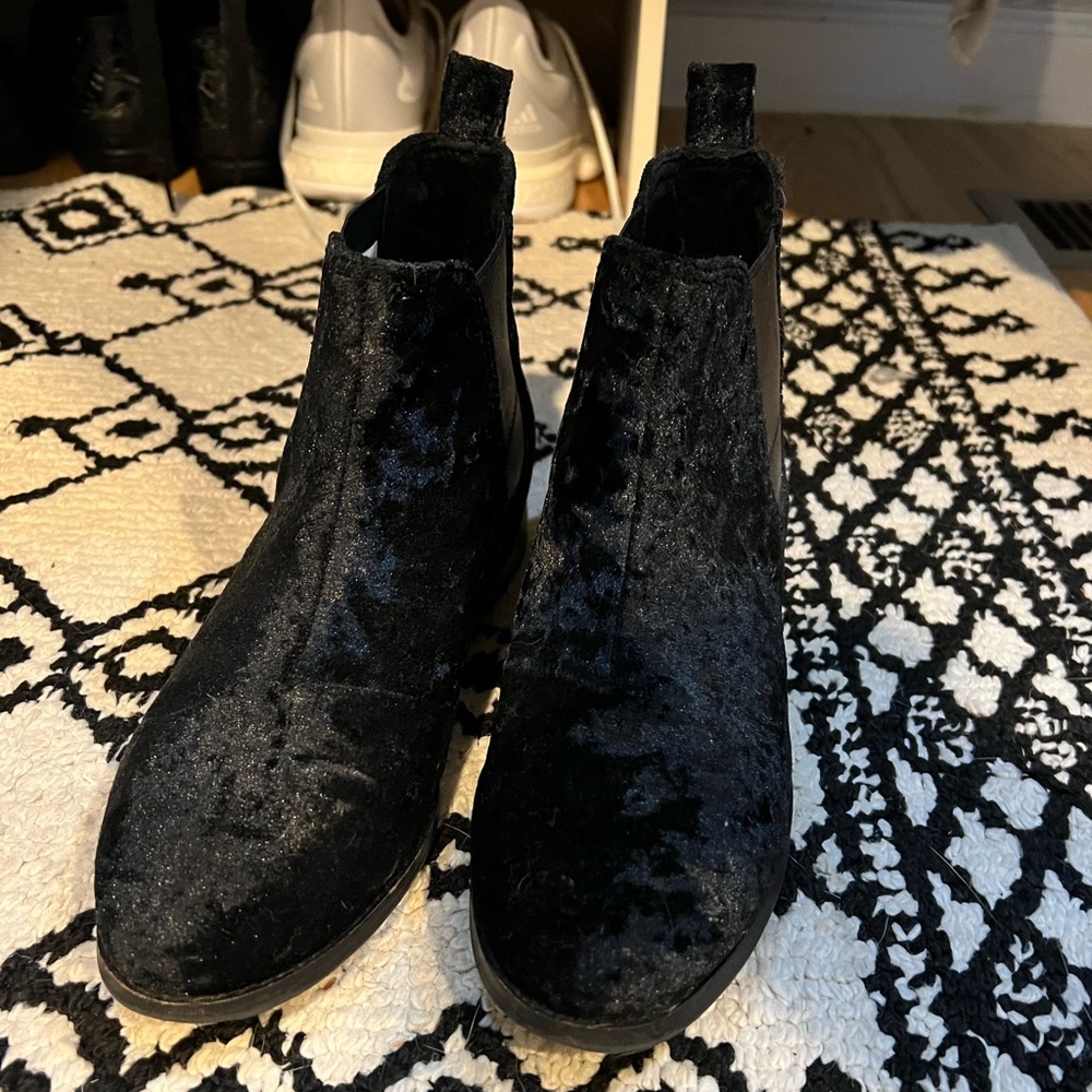 TOMS Women's Black Crushed Velvet Pull On Ella Stacked Heel Chelsea Booties sz 8